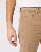 MĘSKIE SPODNIE MATERIAŁOWE WRANGLER GREENSBORO FLAX W15QA2C04 112141185